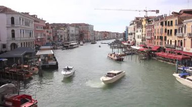 Venedik Büyük Kanal Trafiği Rialto Köprüsü, Venedik, Venedik, İtalya.  