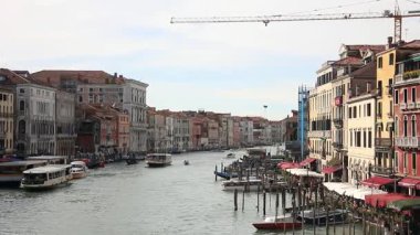  Venedik Büyük Kanal Trafiği Rialto Köprüsü, Venedik, Venedik, İtalya.  
