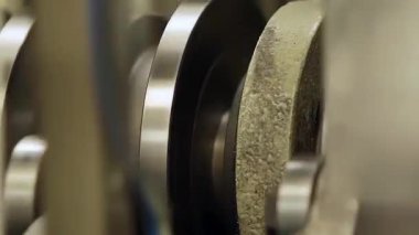 Heavy Metal Machinery in Motion, Endüstriyel Makine 'nin Dönen Parçaları Bir Üretim Tesisinde. 4K Çözünürlüğü.