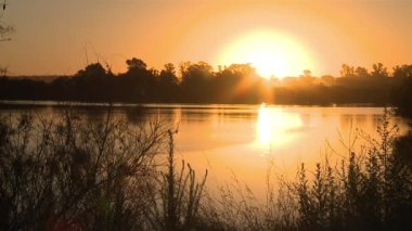 Laguna 'da Huzurlu Alacakaranlık Don Tomas, Santa Rosa, La Pampa, Arjantin.  