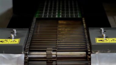 Laptop Assembly Factory 'de mikroçipli taşıma bandı - 4K