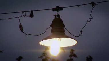 Arjantin 'in Buenos Aires şehrinde Evening Sky' a karşı sokağı aydınlatan eski bir lamba. Yakın çekim. 4K Çözünürlüğü.