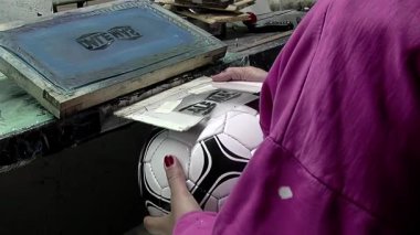 Futbol Topları Üretiminde Baskı Süreci. Yakın çekim. 4K Çözünürlüğü.