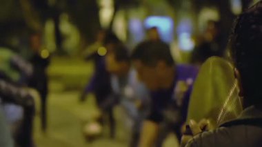 Bolivya 'nın La Paz şehrinde düzenlenen canlı bir festival sırasında El Zilleri ve Dansçıları ile Müzisyenler Açık havada prova yapıyor. 4K Çözünürlüğü.