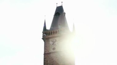 Prag 'ın Saat Kulesi, Çek Cumhuriyeti Prag' ın arkasında parlayan güneşli belediye binası. 4K Çözünürlüğü.