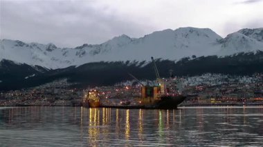 Ushuaia 'ya varan gemi, dünyanın en güneydeki şehri, Tierra del Fuego, Arjantin. 4K Çözünürlüğü.
