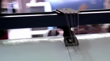 Futbol Toplarının Üretim Süreci: Fabrikada Futbol Topu Üretiminde Sentetik İplikli Makine. Yakın plan çekim. 4K Çözünürlüğü.