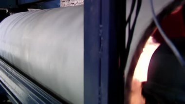 Futbol topu üretimi için iplikle dönen davul - 4K