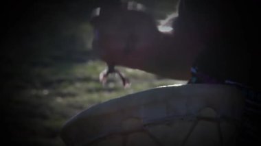 Santa Rosa 'da, La Pampa Eyaleti, Arjantin' de bir kadın davul çalıyor. Kapat..  