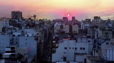 Buenos Aires şehrinin Sunset, Buenos Aires, Arjantin manzarası yükseldi. 4K Çözünürlüğü.