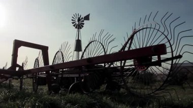 Sunset 'teki bir kırsal alanda klasik bir Star-Wheel tırmığı. Yakın çekim. 4K Çözünürlüğü.