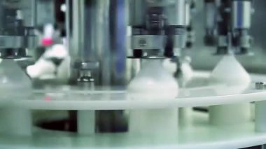 İlaç fabrikasında Rotary Doldurma, Kaplama ve Mühürleme Makinesi. Yakın çekim. 4K Çözünürlüğü.