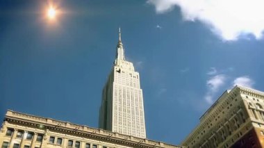 Birleşik Devletler 'in New York şehrindeki Empire State Binası' ndan uçan güvercin sürüsü. 4K Çözünürlüğü.
