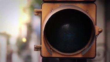 Arjantin 'in Buenos Aires şehrinde trafik ışıkları yeşil ışığını yakıyor. Yakın çekim. 4K Çözünürlüğü.