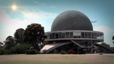 Palermo Ormanı 'ndaki Galileo Galilei Gökevi, Buenos Aires, Arjantin. 4K Çözünürlüğü.