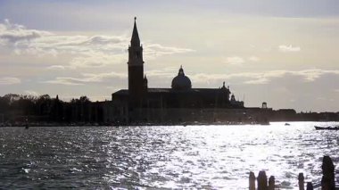 İtalya, Venedik 'teki San Giorgio Maggiore Kilisesi' nin üzerinde gün batımı. 4K Çözünürlüğü.