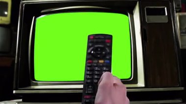 Eski Televizyonlarla çevrili, Yeşil Ekranlı Klasik TV, Dolly Out -% 100 Gerçek ve Yapay Zeka Olmayan - 4K