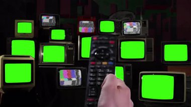 Yeşil Ekran ve Renk Çubukları ile Yığılmış Vintage TV 'leri Uzaktan Denetim Aç -% 100 Gerçek ve Yapay Zeka Olmayan - 4K