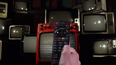 Yığılmış Vintage TV 'lerin Yeşil Ekranla Açılıp Kapanması Uzaktan Denetim Etkinleştiriliyor - 4K