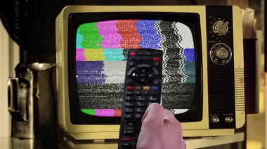 Konforlu Oturma Odasında Yeşil Ekranlı Eski Bir TV 'yi Uzaktan Kumanda Aç,% 100 Gerçek ve Yapay Zeka Olmayan - 4K