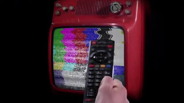 Uzaktan kumanda, Siyah Arkaplanda Yeşil Ekranlı Eski Kırmızı Davalı TV 'yi açıyor - Yakın Çekim - 4K