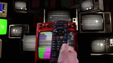 Çoklu Eski CRT Televizyonları Uzaktan, Parıldayan Ekranlarla Güç Veriyor - 4K