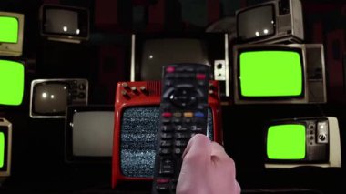 Uzaktan kumanda titreşen yeşil ekranlı eski televizyonları açıp kapama - 4K