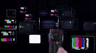 Uzaktan kumanda çoklu Retro TV 'leri Yanıp sönen Test Şablonları ve Merkezde Yeşil Ekran - Koyu Tonlar - 4K