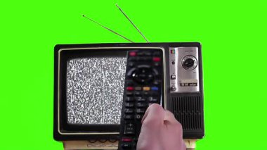 Yeşil Arkaplan Karşısında Mavi Ekranlı Eski TV 'yi açıp kapatma Uzaktan Kumandası - 4K