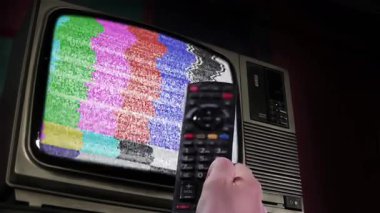 Eski Retro TV Yeşil Ekran ile açılıyor Uzaktan kumanda - Yakın çekim, Düşük açı -% 100 gerçek ve Yapay Zeka Olmayan - 4K