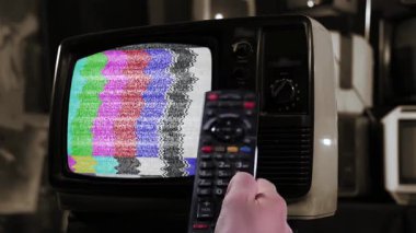 Eski TV 'de Yeşil Krom Anahtar Ekranı ile Uzaktan Kumanda Açılıyor, Çevrelenmiş Vintage TV - Yakın Çekim - Sepia Tone - 4K