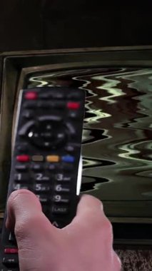 Terk Edilmiş Bir Evdeki Yeşil Ekran ile Eski Bir TV 'yi Uzaktan Denetleme Aç - Dikey 4K