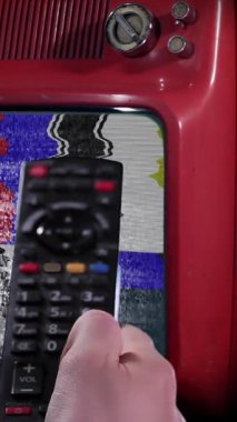 Uzaktan kumanda Yeşil Ekranlı Kırmızı Vintage TV 'yi açıyor - Dikey 4K