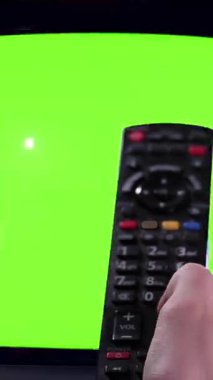 Yığılmış Vintage Setleri Arasında Uzaktan Açma Yeşil Ekran TV Dolly Out Dikey 4K