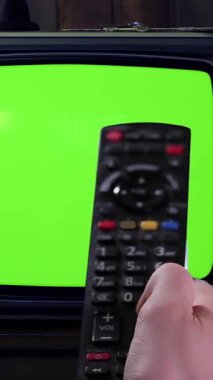 Uzaktan kumanda, Gece Dikey 4K 'da yeşil ekranlı eski TV' yi açıyor.