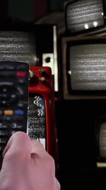 Uzaktan Denetim Yeşil Ekranlı Eski TV Yığını Aç - Dikey 4K