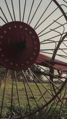 Yıldız Tekerleği Tırmığının Nostaljik Günbatımı Görünümü - Dikey 4K 