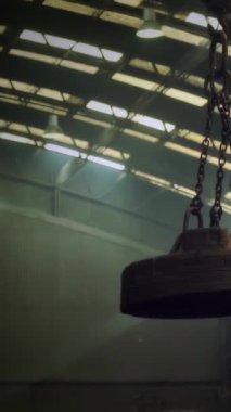 Dökümhanedeki Ağır Metal Turna Taşıma Parçaları - Dikey 4K Görünümü