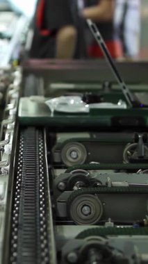 Assembly Line 'da dizüstü bilgisayarları olan Modern Elektronik Fabrikası - Dikey 4K Görünümü
