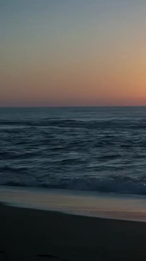 Atlantik kıyısında Gündoğumunda Dalgaların Hızı - Dikey 4K