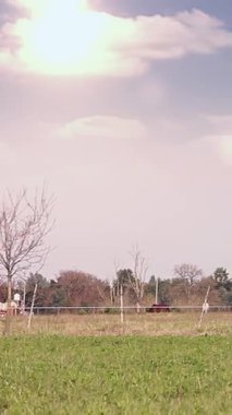 Kırsal kesimde Hay Bales ile Eski Traktör Aksiyon - Dikey 4K Görünümü