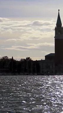 Golden Sunset Behind San Giorgio Maggiore, Venedik - Dikey 4K Görünümü