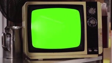 Yeşil Ekranlı Eski Televizyonun Dramatik Patlaması - 4K