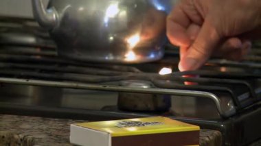 Yerba Mate ve Lighting Sobası 'nı Kibritle Hazırlarken Eski Bir Kettle' da Adam Isıtan Su, Yakın  