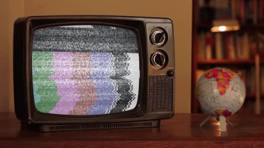 Ohio bayrağı Retro TV 'de Spinning Globe' un yanında - 4K