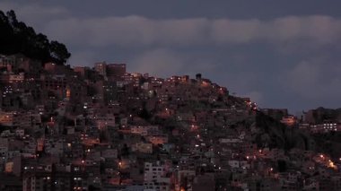 La Paz, Bolivya 'da Sunset' te, Bataklık Evleri ile Bir Tepenin Arkasına Meteor Düşüyor