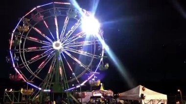 Gece vakti bir lunaparkta dönme dolaba düşen göktaşı. 
