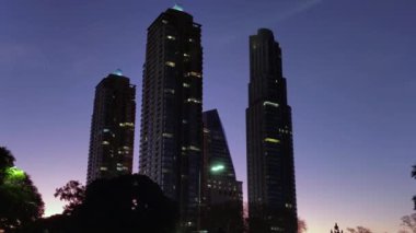 Yanan Uzay Kayası Günbatımında Buenos Aires 'e doğru iniyor  