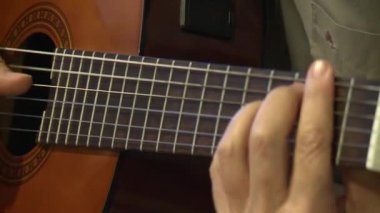 Gitarist Tahta Klasik Gitar Çalıyor - Kapat 
