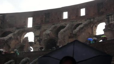 Şemsiyeli Turistler Islak Roma Kolezyumunda Yürüyorlar 